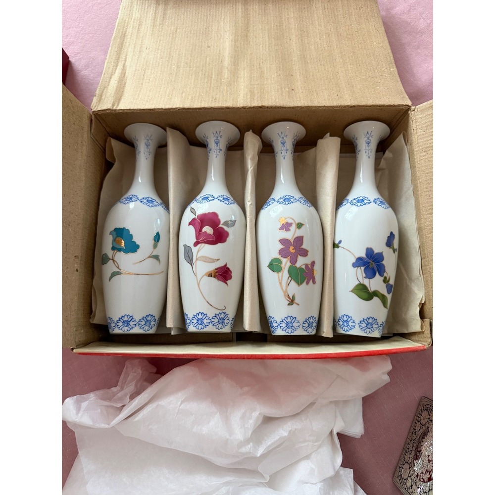 Vintage Yamaji Japanese Porcelain Bud Vases Set of 4 Floral Gold Trim White Blue